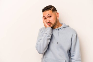 Beyaz arka planda izole edilmiş, üzgün ve dalgın hisseden genç bir İspanyol fotokopi odasına bakıyor..