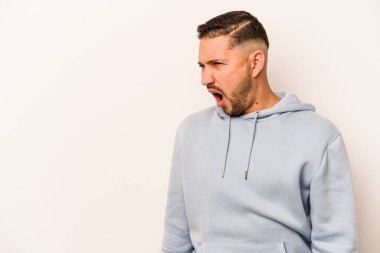 Beyaz arka planda izole edilmiş genç bir İspanyol çok kızgın, öfkeli, hayal kırıklığına uğramış.