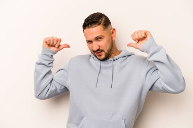 Beyaz arka planda izole edilmiş genç bir İspanyol gururlu ve kendinden emin hissediyor, örnek olarak.