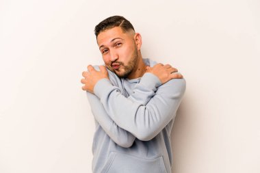 Genç İspanyol adam beyaz arka planda yalnızdı. Sarılmalar, kaygısız gülümsemeler ve mutluluklar..