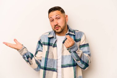 Beyaz arka planda izole edilmiş genç bir İspanyol, kadının hiç parası olmadığını gösteriyor..