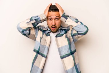 Beyaz arka planda izole edilmiş genç bir İspanyol şok geçiriyordu. Önemli bir buluşmayı hatırladı..