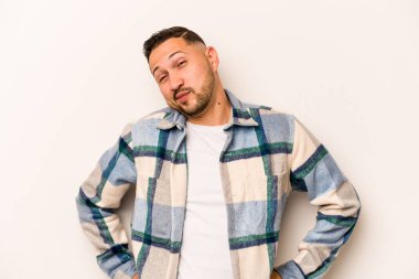 Beyaz arka planda izole edilmiş genç İspanyol adam hedeflere ve amaçlara ulaşma hayali kuruyor.