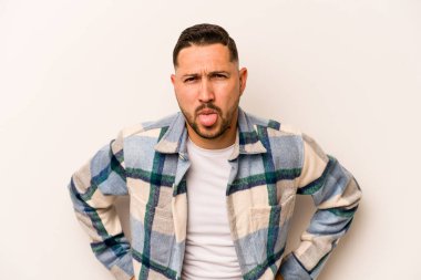 Beyaz arka planda izole edilmiş genç bir İspanyol komik ve dost canlısı bir dil uzatıyor..