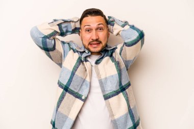 Beyaz arka planda izole edilmiş genç bir İspanyol öfkeyle bağırıyor..