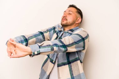 Beyaz arka planda izole edilmiş genç bir İspanyol. Kollarını uzatıyor, rahat duruyor..