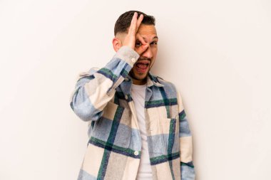 Beyaz arka planda izole edilmiş genç bir İspanyol heyecanlı, tamam mı?.