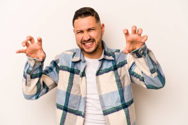 Beyaz arka planda izole edilmiş genç İspanyol adam gergin elleriyle çığlık atıyor..