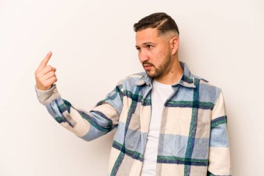 Beyaz arka planda izole edilmiş genç bir İspanyol seni işaret ediyor sanki davet ediyormuş gibi..