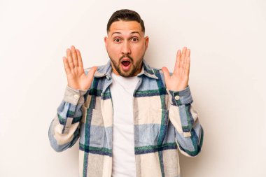 Beyaz arka planda izole edilmiş genç bir İspanyol şaşırmış ve şok olmuş..