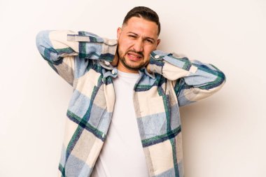 Beyaz arka planda izole edilmiş genç bir İspanyol sabit yaşam tarzından dolayı boyun ağrısı çekiyor..