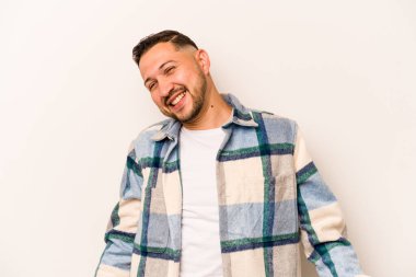 Genç İspanyol adam beyaz arka planda izole edilmiş dans ediyor ve eğleniyor..