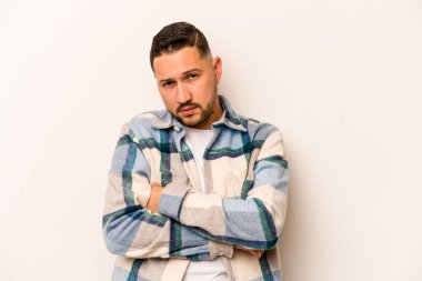 Beyaz arka planda izole edilmiş, sıkılmış, yorgun ve dinlenmeye ihtiyacı olan genç İspanyol bir adam..