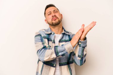 Beyaz arka planda izole edilmiş genç İspanyol adam enerjik ve rahat hissediyor, ellerini ovuşturuyor..