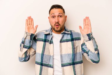 Beyaz arka planda izole edilmiş genç İspanyol bir adamın bir fikri, ilham konsepti var..