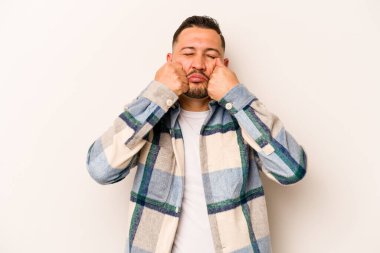 Beyaz arka planda yalnız kalmış, ağlayan ve sızlanan genç bir İspanyol..