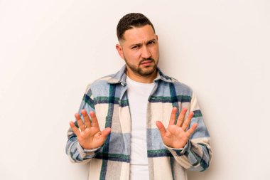 Beyaz arka planda izole edilmiş genç İspanyol bir adam tiksinti belirtisi gösteren birini reddediyor..