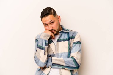 Beyaz arka planda izole edilmiş genç İspanyol adam tekrarlanan bir görevden yoruldu..