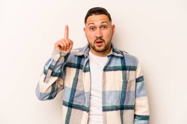 Latin kökenli genç bir adam beyaz arka planda izole edilmiş harika bir fikri, yaratıcılık kavramını var..