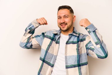 Beyaz arka planda izole edilmiş genç bir İspanyol tasasız ve heyecanlı bir şekilde tezahürat yapıyor. Zafer konsepti.