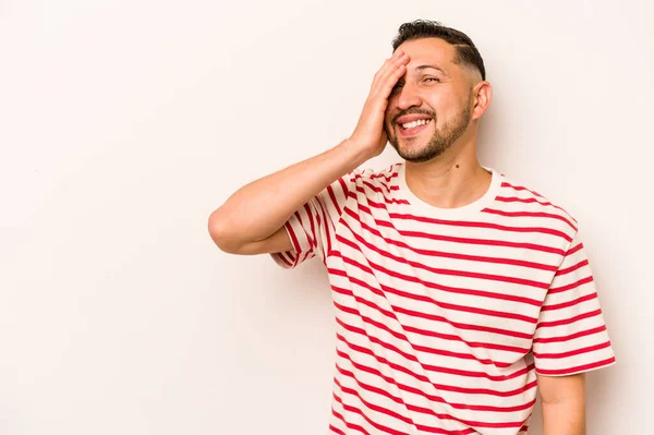 Joven Hombre Hispano Aislado Sobre Fondo Blanco Riendo Feliz Despreocupado —  Fotos de Stock