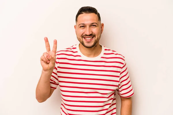 Mladý Hispánec Izolovaný Bílém Pozadí Ukazuje Znamení Vítězství Široce Usmívá — Stock fotografie