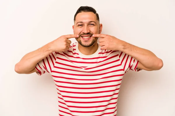 Jonge Spaanse Man Geïsoleerd Witte Achtergrond Glimlacht Wijzende Vingers Naar — Stockfoto