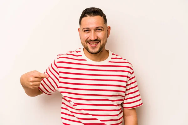 Mladý Hispánec Izolovaný Bílém Pozadí Osoba Ukazuje Ručně Košili Kopírovací — Stock fotografie