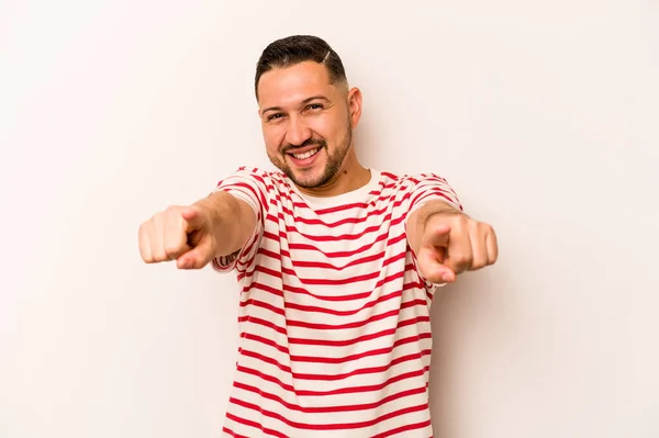 Jovem Hispânico Isolado Fundo Branco Sorrisos Alegres Apontando Para Frente — Fotografia de Stock