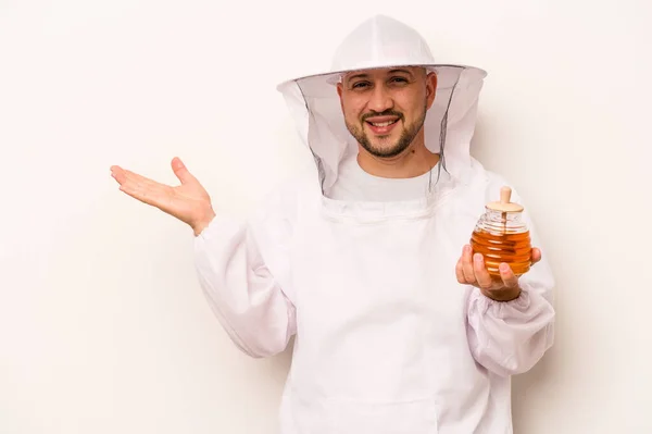 Hispánský Včelař Muž Drží Med Izolované Bílém Pozadí Zobrazující Kopírovací — Stock fotografie