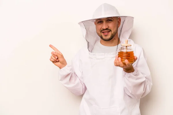 Hispanic Beekeeper Man Holding Honey Isolated White Background Smiling Pointing — Foto Stock