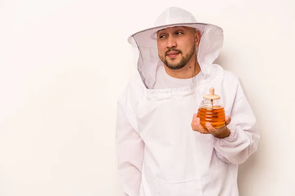 Spaanse Imker Man Houdt Honing Geïsoleerd Witte Achtergrond Ontspannen Denken — Stockfoto
