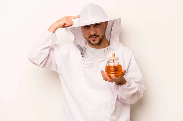 Spaanse Imker Man Houdt Honing Geïsoleerd Witte Achtergrond Wijzende Tempel — Stockfoto