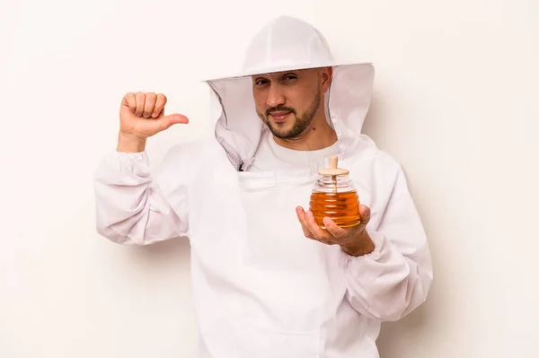 Hispánský Včelař Drží Med Izolovaný Bílém Pozadí Cítí Hrdost Sebevědomí — Stock fotografie