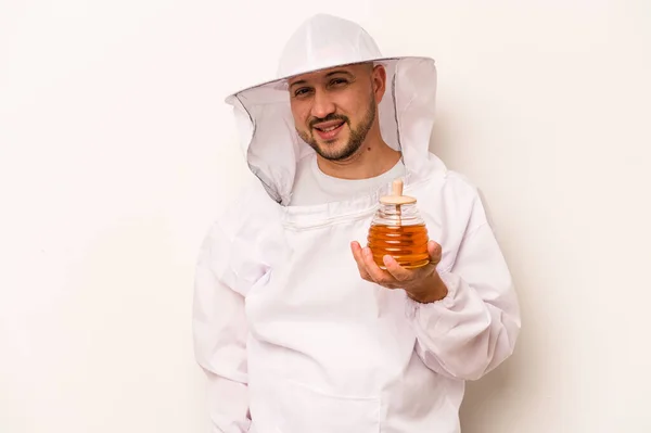 Hispánský Včelař Muž Drží Med Izolovaný Bílém Pozadí Šťastný Usmívající — Stock fotografie