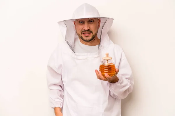 Hispánský Včelař Muž Drží Med Izolovaný Bílém Pozadí Kousání Nehty — Stock fotografie