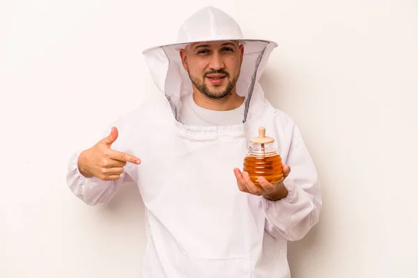 Hispánský Včelař Muž Drží Med Izolované Bílém Pozadí Osoba Ukazuje — Stock fotografie