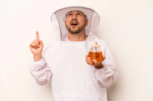 Spaanse Imker Man Houdt Honing Geïsoleerd Witte Achtergrond Wijzend Naar — Stockfoto