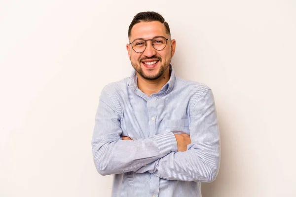 Joven Hombre Hispano Aislado Sobre Fondo Blanco Que Siente Seguro —  Fotos de Stock