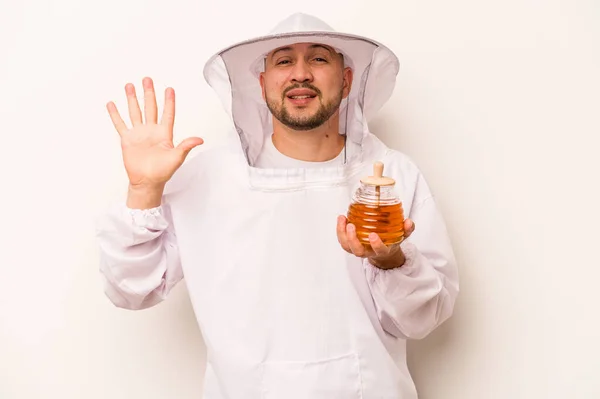 Hispanic Beekeeper Man Holding Honey Isolated White Background Smiling Cheerful — Foto Stock