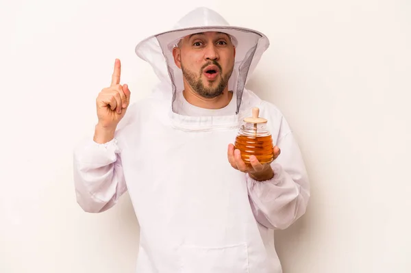 Hispanic Beekeeper Man Holding Honey Isolated White Background Having Some — Foto Stock