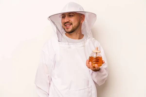 Spaanse Imker Met Honing Geïsoleerd Witte Achtergrond Kijkt Opzij Glimlachend — Stockfoto