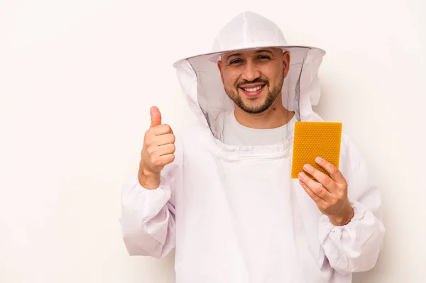 Ispanico Apicoltore Uomo Tenendo Miele Isolato Sfondo Bianco Sorridente Alzando — Foto Stock