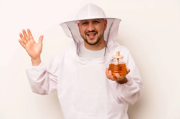 Hispánský Včelař Drží Med Izolovaný Bílém Pozadí Dostává Příjemné Překvapení — Stock fotografie