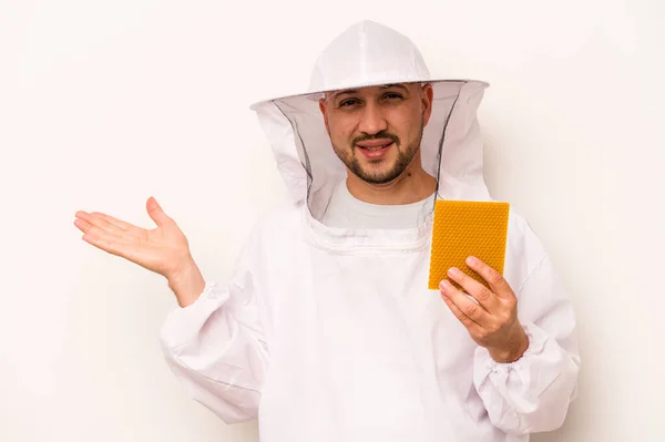 Hispanic Beekeeper Man Holding Honey Isolated White Background Showing Copy — Foto Stock