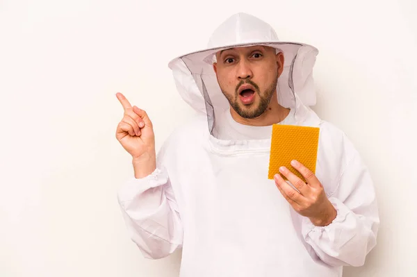 Hispánský Včelař Muž Drží Med Izolovaný Bílém Pozadí Ukazuje Strany — Stock fotografie