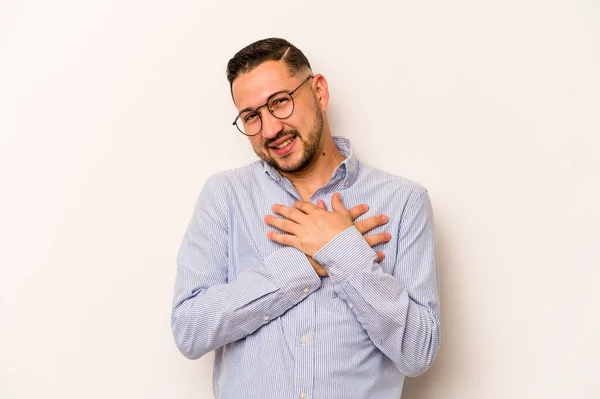 Νεαρός Ισπανός Απομονωμένος Λευκό Φόντο Γελώντας Κρατώντας Χέρια Στην Καρδιά — Φωτογραφία Αρχείου