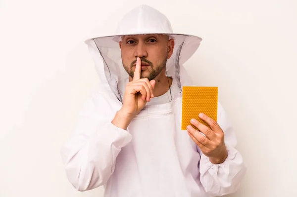 Hispánský Včelař Muž Drží Med Izolovaný Bílém Pozadí Drží Tajemství — Stock fotografie