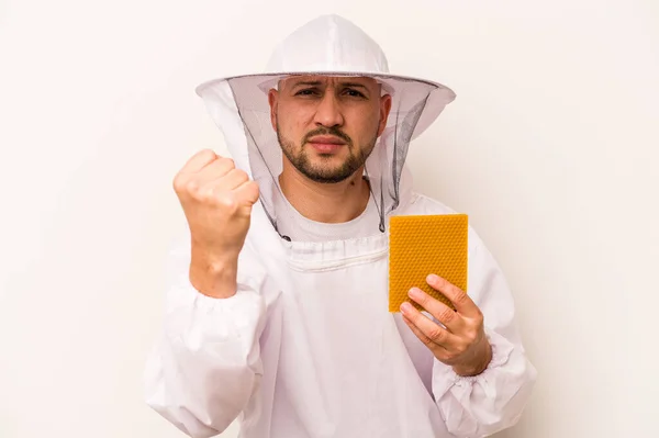 Hispánský Včelař Muž Drží Med Izolované Bílém Pozadí Ukazuje Pěst — Stock fotografie