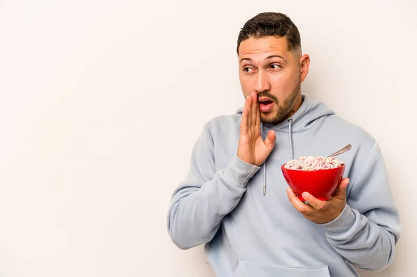 Hombre Hispano Comiendo Cereales Aislado Sobre Fondo Blanco Está Diciendo — Foto de Stock